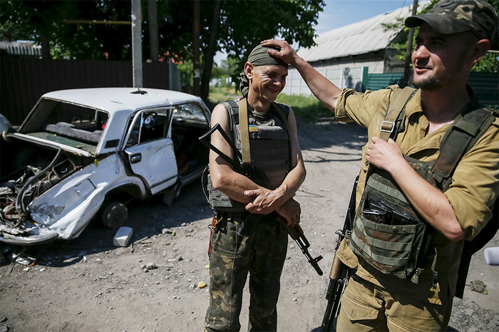 Военнослужащие вооруженных сил Украины в&nbsp;поселке Марьинка