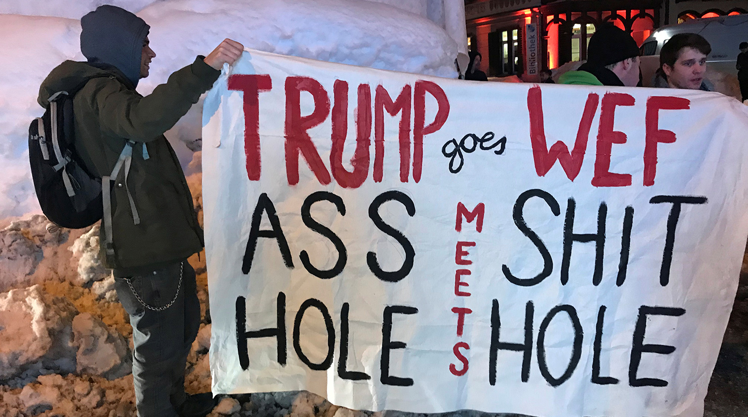 Акция протеста против визита президента США Дональда Трампа в Швейцарию в Давосе, 23 января 2018 года