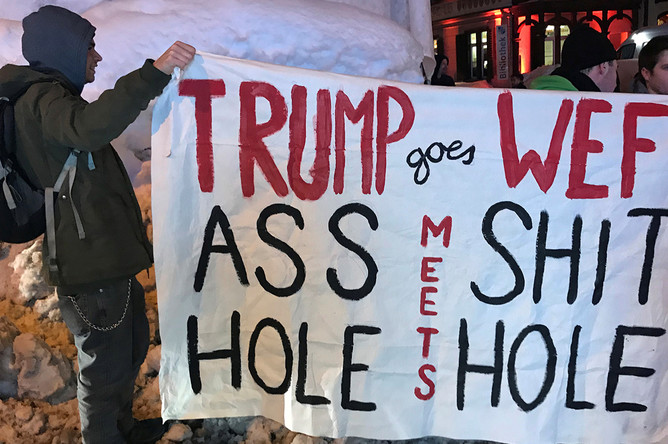 Акция протеста против визита президента США Дональда Трампа в Швейцарию в Давосе, 23 января 2018 года