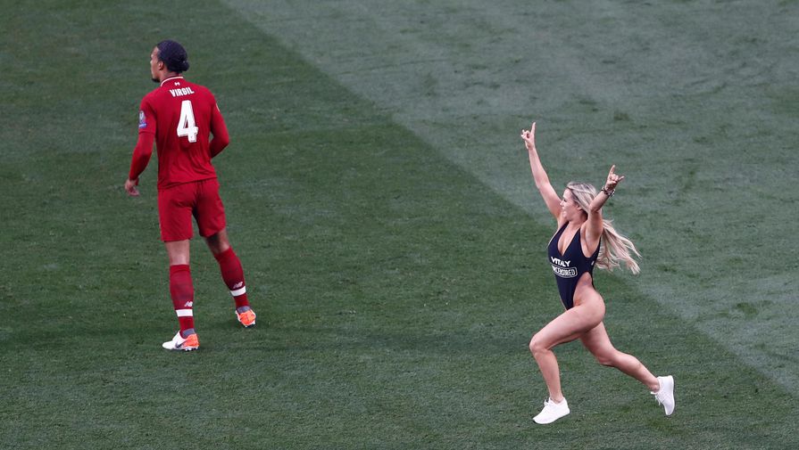 Болельщица выбежала на поле во время финального матча Лиги чемпионов Ливерпуль — Тоттенхэм, 1 июня 2019 года 