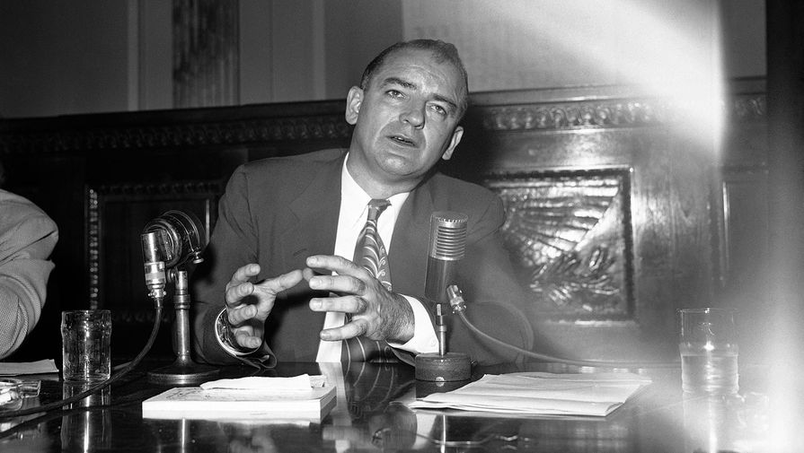 Сенатор Джозеф Маккарти во время пресс-конференции в Вашингтоне, 1953 год