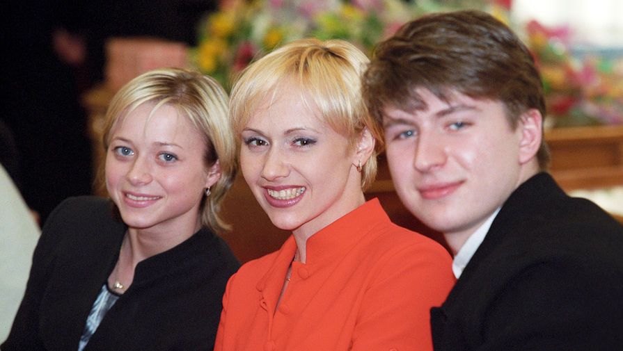 Фигуристы Елена Бережная, Мария Бутырская и Алексей Ягудин (слева направо), 1999 год