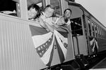Посетители Диснейленда в Анахайме, 19 июля 1955 года