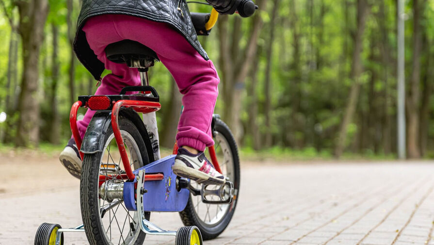 Родителям напомнили, без чего ребенку нельзя кататься на велосипеде