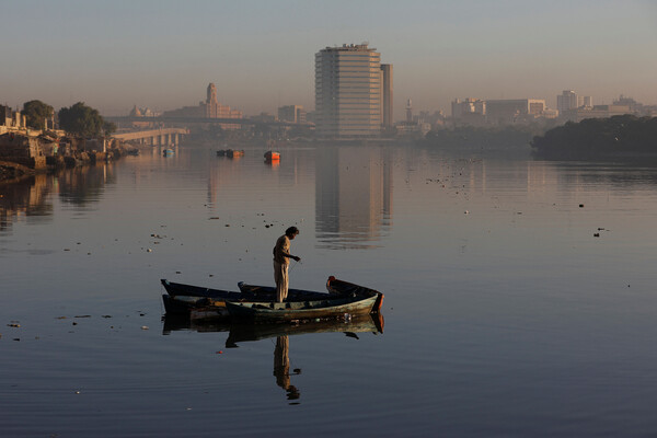 Пакистан. Мохаммад Хуссейн разделяет свои лодки перед&nbsp;тем, как отправиться на&nbsp;первую раннюю рыбалку в&nbsp;Карачи