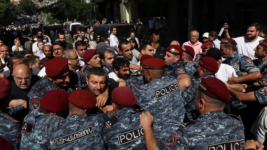Полиция Армении задержала более 60 человек, перекрывавших улицы по всей стране