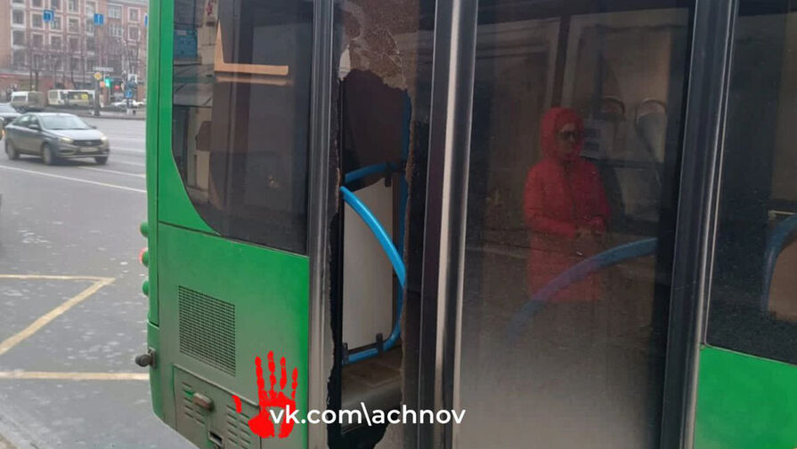 На Урале мужчина выбил дверь в автобусе блинами от штанги