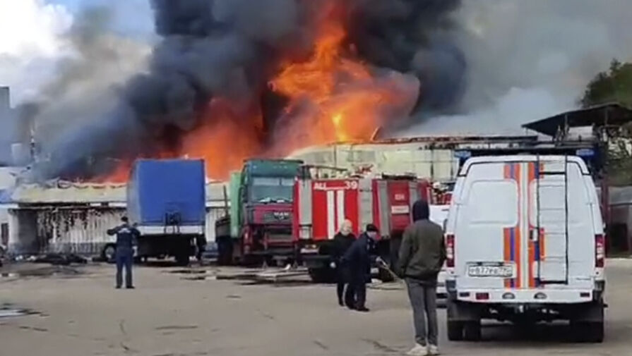 Крупный пожар произошел на складе в Наро-Фоминске