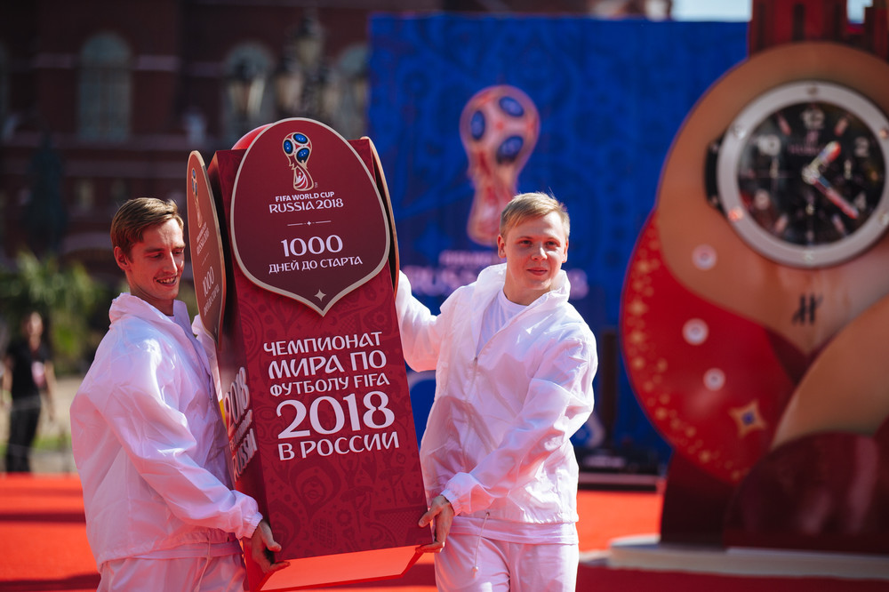 Футболисты сборных Испании и Германии в матче футбольного турнира на Красной площади во время мероприятий в рамках празднования 1000 дней до ЧМ-2018 в России