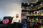 38-летний фанат космический саги рядом со своей коллекцией, посвященной фильму, в графстве Уилтшир на юге Англии