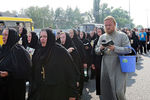 Колонна священнослужителей во время крестного хода на Житомирской трассе
