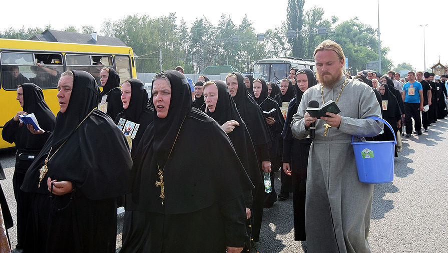 Колонна священнослужителей во время крестного хода на&nbsp;Житомирской трассе
