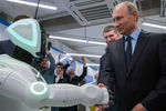 Президент России Владимир Путин во время посещения экспозиции предприятий малого и среднего бизнеса из сферы «цифровой экономики» в Перми, 8 сентября 2017 года