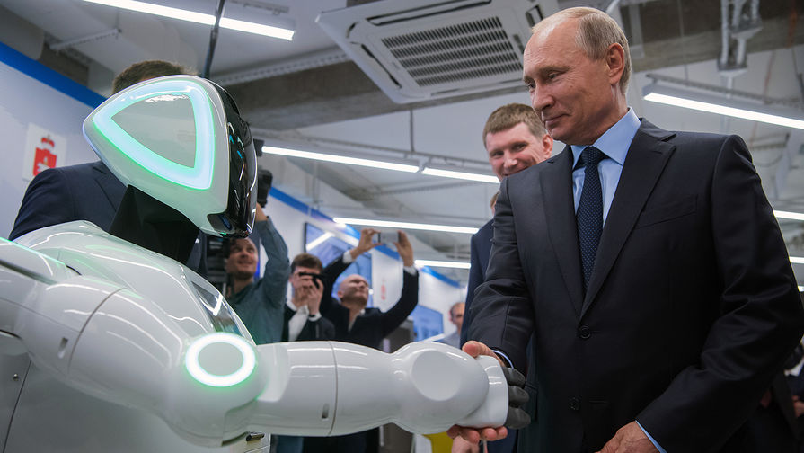 Президент России Владимир Путин во время посещения экспозиции предприятий малого и среднего бизнеса из сферы «цифровой экономики» в Перми, 8 сентября 2017 года