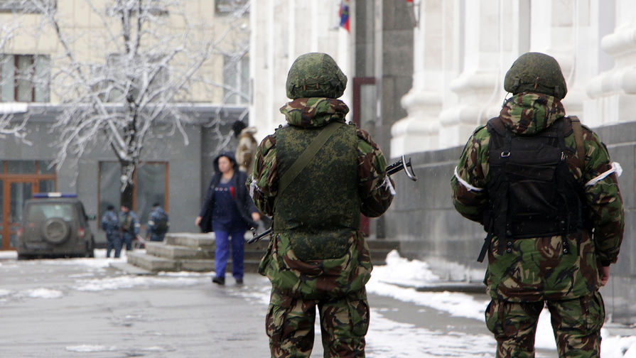 Вооруженные люди на улице Луганска, 22 ноября 2017 года