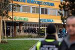Сотрудники полиции на месте стрельбы в больнице в чешской Остраве, 10 декабря 2019 года
