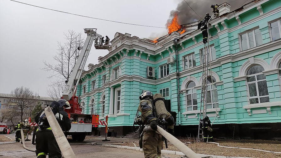 На месте пожара в кардиохирургическом центре Благовещенска, 2 апреля 2021 года