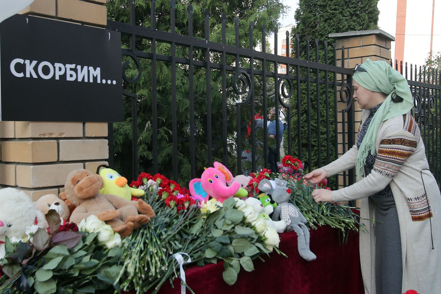 Цветы и игрушки у&nbsp;здания гимназии №175 в&nbsp;Казани, где утром произошла стрельба, 11 мая 2021 года