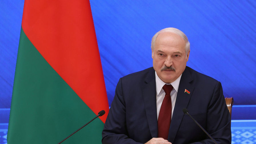 Лукашенко предложил выдать метлы женам футболистов и хоккеистов и отправить их на "Белкалий"