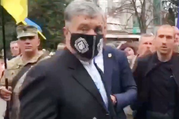 Poroshenko fue rociado con un verde brillante en el centro de Kiev. Culpó a Zelensky por esto