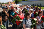 Люди, пришедшие на церемонию прощания с бывшим солистом группы «Ласковый май» Юрием Шатуновым у зала Троекуровского кладбища, 26 июня 2022 года