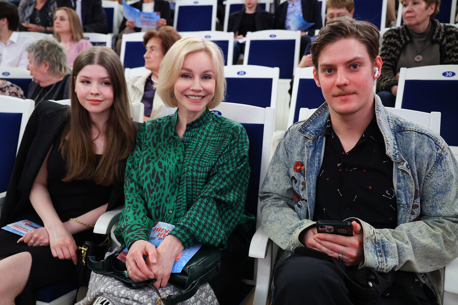 Марина Зудина, ее дочь Мария Табакова и сын Павел Табаков перед&nbsp;сольным концертом пианиста Николая Луганского в&nbsp;рамках открытого фестиваля искусств &laquo;Черешневый лес&raquo; в&nbsp;концертном зале им. П.И. Чайковского, 2023&nbsp;год