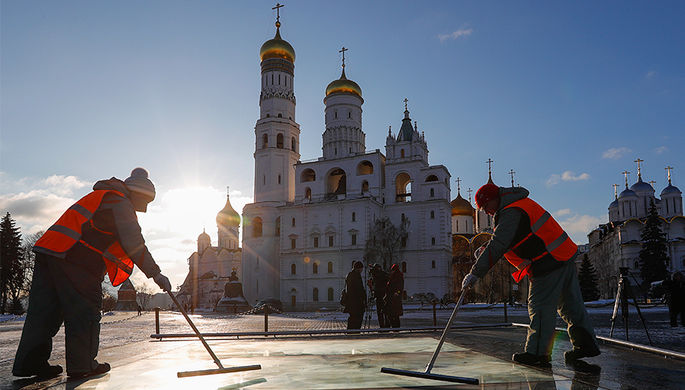Сотрудники коммунальных служб на территории Московского Кремля, 26 января 2017 года