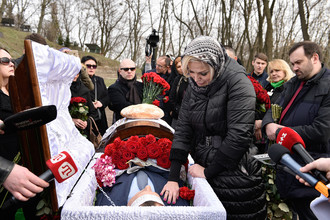 25 марта 2017 года. Вдова бывшего депутата Государственной Думы РФ Дениса Вороненкова Мария Максакова, экс-депутат Государственной Думы РФ Илья Пономарев (справа) во время похорон Д. Вороненкова на Зверинецком кладбище в Киеве