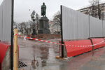 Памятник Александру Пушкину на Пушкинской площади в Москве после начала работ по реставрации, 28 марта 2017 года