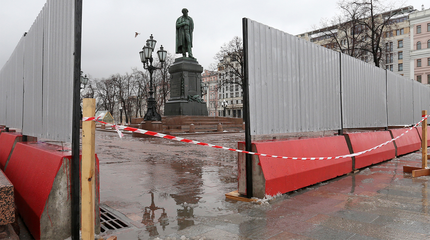 Памятник Александру Пушкину на Пушкинской площади в Москве после начала работ по реставрации, 28 марта 2017 года