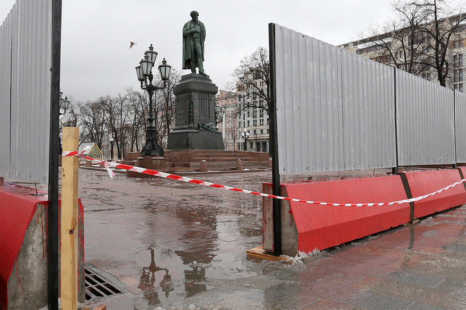 Памятник Александру Пушкину на Пушкинской площади в Москве после начала работ по реставрации, 28 марта 2017 года
