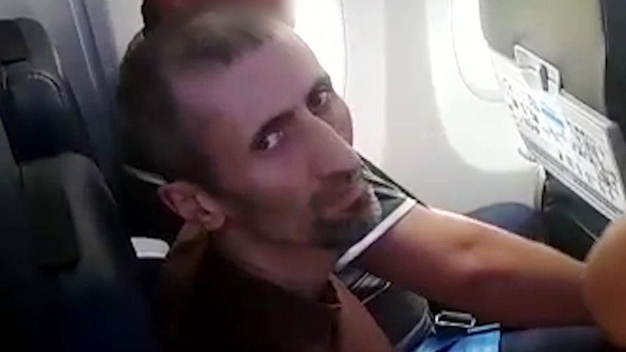 Участник бандгруппы Шамиля Басаева гражданин России Аслан Яндиев, экстрадированный из Словакии в Россию, в аэропорту Братиславы