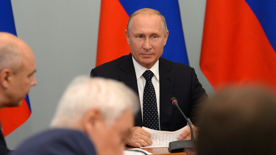 Президент России Владимир Путин во время совещания по социально-экономическим вопросам в Омске, 28 августа 2018 года