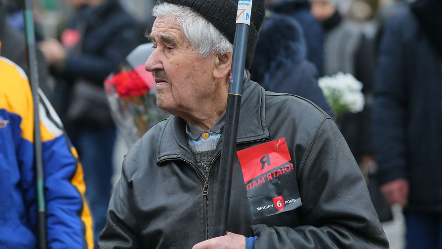 Участник &laquo;Марша Достоинства&raquo; в Киеве, посвященного 6-летней годовщине событий на Майдане, 20 февраля 2020 года