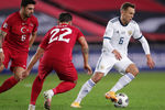 Справа налево: Денис Черышев (Россия), Кан Айхан (Турция) и Озан Туфан (Турция) в матче 5-го тура Лиги наций УЕФА между сборными Турции и России, 15 ноября 2020 года