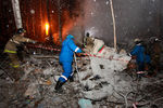 Сотрудники МЧС РФ работают на месте крушения самолета Ан-12 в Иркутской области. В результате крушения погибли все люди на борту, 3 ноября 2021 года