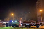 Автомобили противопожарной службы МЧС РФ на месте падения сверхзвукового истребителя-бомбардировщика Су-34 у жилого дома в Ейске, 17 октября 2022 года 