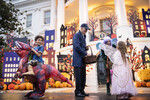 Президент Джо Байден и первая леди Джилл Байден угощают детей сладостями на Южной лужайке Белого дома в Хэллоуин, 31 октября 2022 года