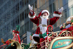 Санта Клаус приветствует участников ежегодного парада в честь Дня благодарения в Нью-Йорке, 24 ноября 2022 года
