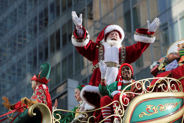 Санта Клаус приветствует участников ежегодного парада в&nbsp;честь Дня благодарения в&nbsp;Нью-Йорке, 24&nbsp;ноября 2022&nbsp;года