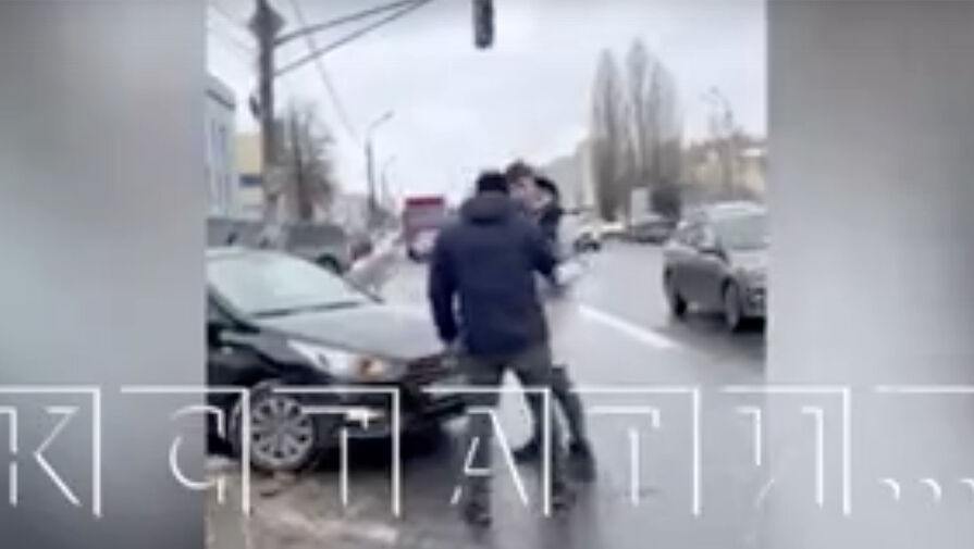 В Нижнем Новгороде пассажир автомобиля набросился с кулаками на сбитого пешехода