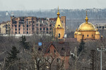 Вид на церковь, разрушенное здание и Авдеевку с территории ДНР, 14 февраля 2024 года