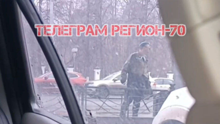 В российском городе заметили мужчину в военной форме, разгуливающего с ножом