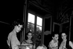 <b>2. Придумал отшивать люксовую одежду на фабриках готового платья</b>
<br><br>
В 1978 году Армани подписал договор с компанией Gruppo Finanziario Tessile, которая занималась массовым пошивом одежды. К 1980-му фабрика уже работала не только с Armani, но и с Dior, Ungaro, Valentino и другими люксовыми марками.
