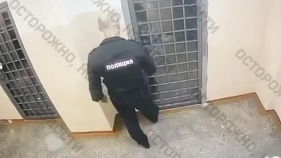 Российского полицейского, встававшего задержанному на голову, отправили в СИЗО