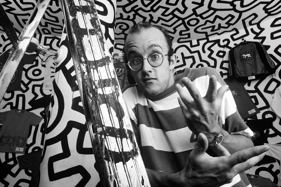 <b>Кит Харинг (4 мая 1958&nbsp;года &mdash; 16&nbsp;февраля 1990&nbsp;года)</b><br><br>
Один из&nbsp;самых известных &mdash; и дорогих &mdash; художников конца XX века узнал о&nbsp;своем ВИЧ-положительном статусе в&nbsp;1988 году, на&nbsp;пике славы. Диагноз от публики он скрывать не стал &mdash; Кит Харинг пропагандировал распространение знаний об эпидемии СПИДа.<br><br>
В&nbsp;1989 году, в&nbsp;частности, он создал мурал под&nbsp;названием «Все вместе мы можем остановить СПИД» в&nbsp;одном из&nbsp;неблагополучных кварталов Барселоны, где было распространено употребление наркотиков. «Когда СПИД стал реальностью моей жизни, он стал предметом моего творчества», &mdash; объяснял Харинг. Он умер от заболевания, связанного со СПИДом, в&nbsp;своей квартире в&nbsp;начале 1990-го.
