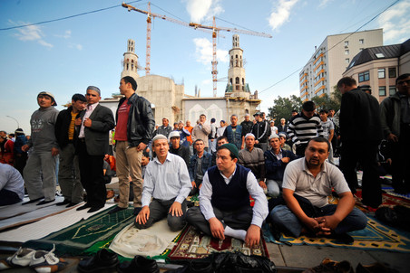 Мусульмане во время торжественного намаза по случаю праздника Ураза-байрам 