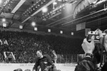 Советские хоккеисты поздравляют Боброва после победы сборной СССР на чемпионате мира. 1973 год