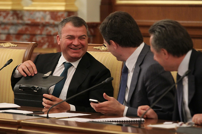 Анатолий Сердюков перед началом заседания правительства РФ. (2012 г.)
