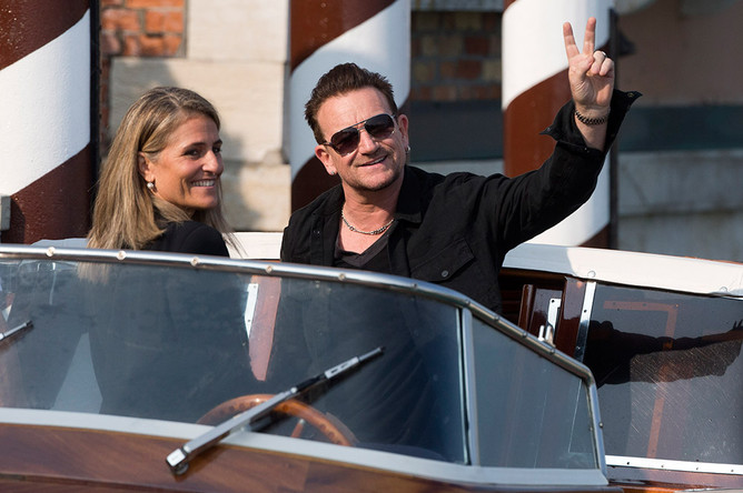 Лидер группы U2 Пол Дэвид Хьюсон (Боно) с подругой